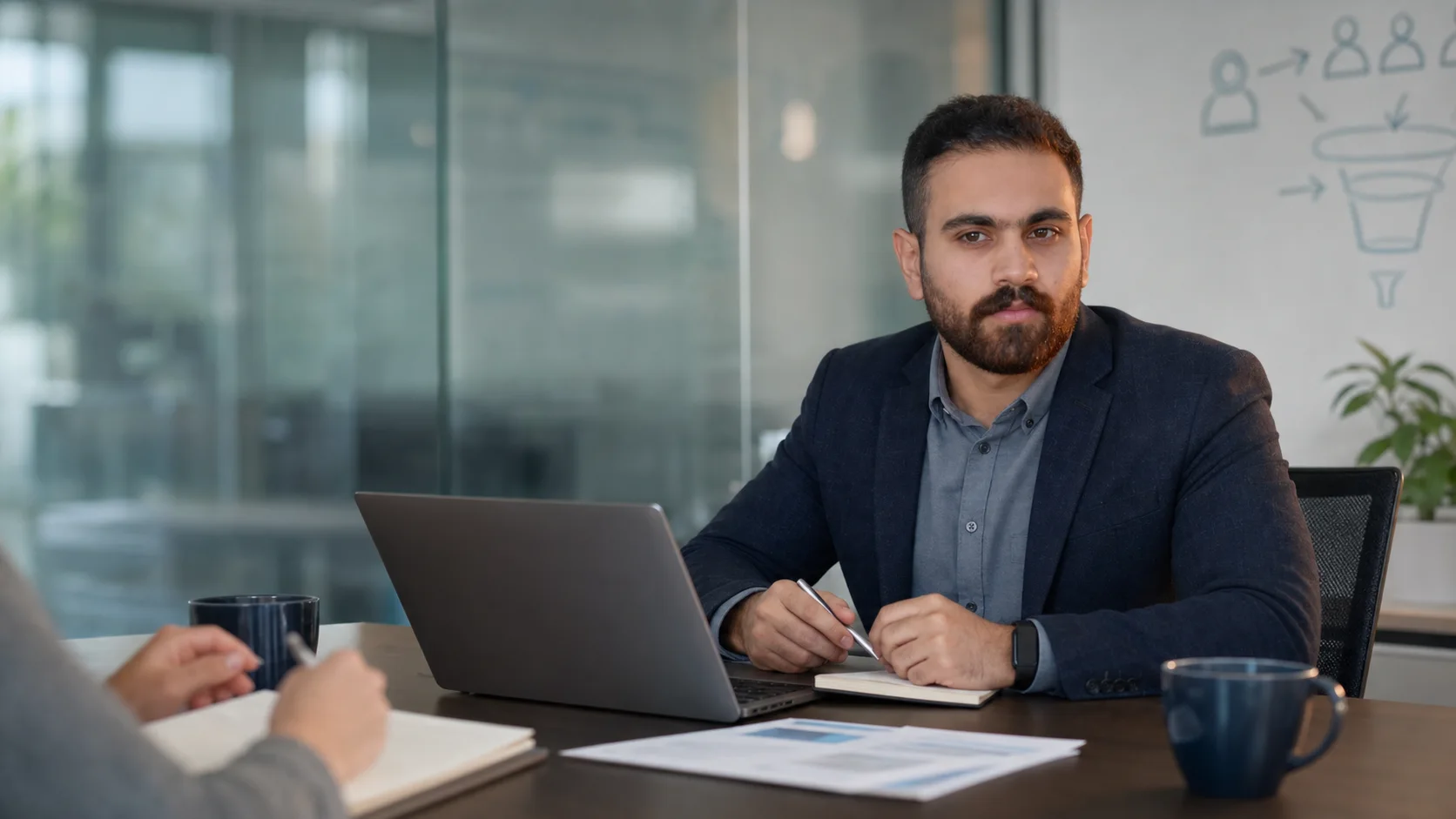 مصاحبه ساختاریافته توسط CTO در اتاق جلسه مدرن